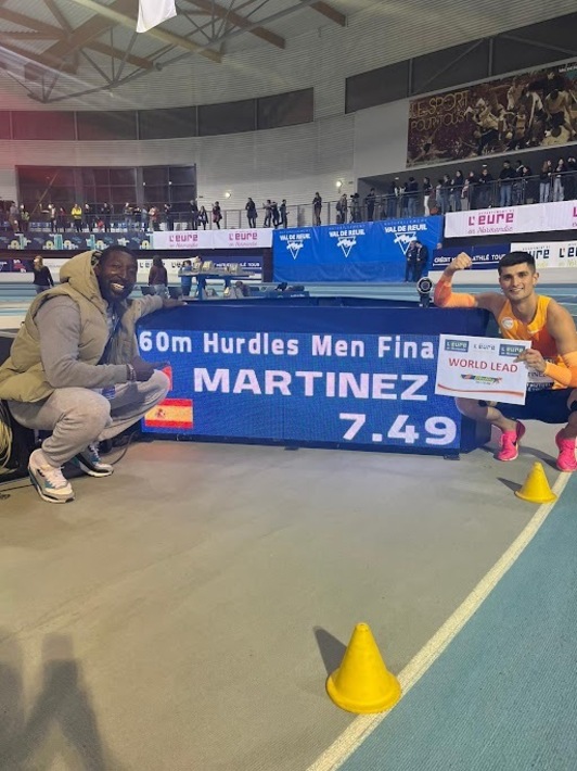 Asier Martínez posa satisfecho tras su triunfo.