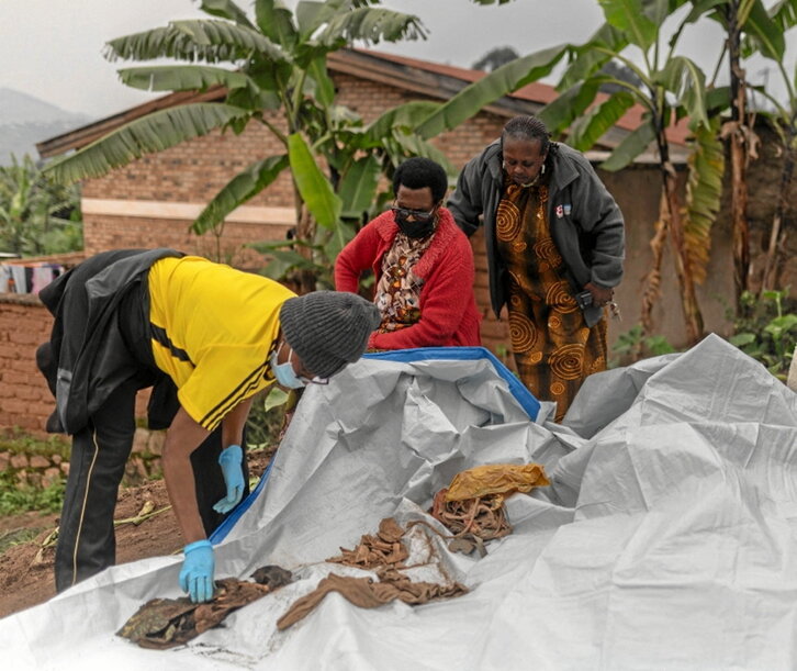 Herritarrak eta boluntarioak indusketa lanetan.