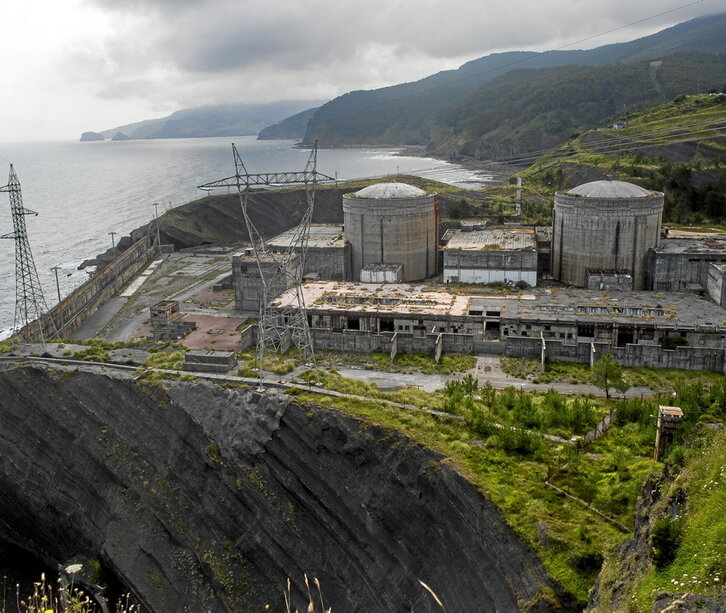 La central nuclear de Lemoiz no llegó a ponerse en marcha, e Iberduero dejó un cadáver de hormigón en la cala de Basordas. Un paraje natural destruido.