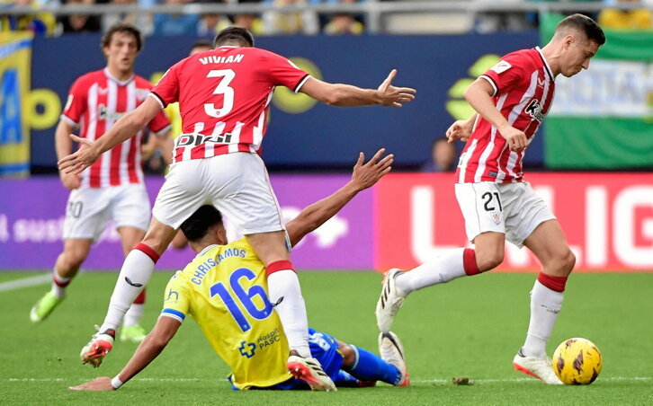 Vivian y Ander Herrera intentan robar el balón a Chris Ramos en una jugada trabada.