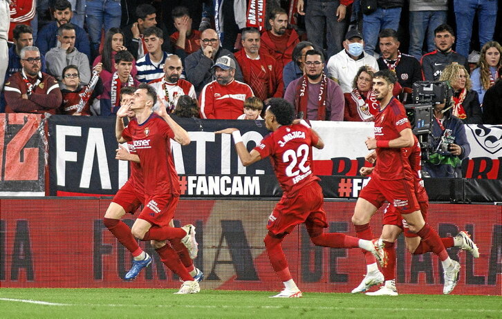 Con su habitual gesto, Budimir celebró una diana histórica en la clasificación de goleadores rojillos en Primera.