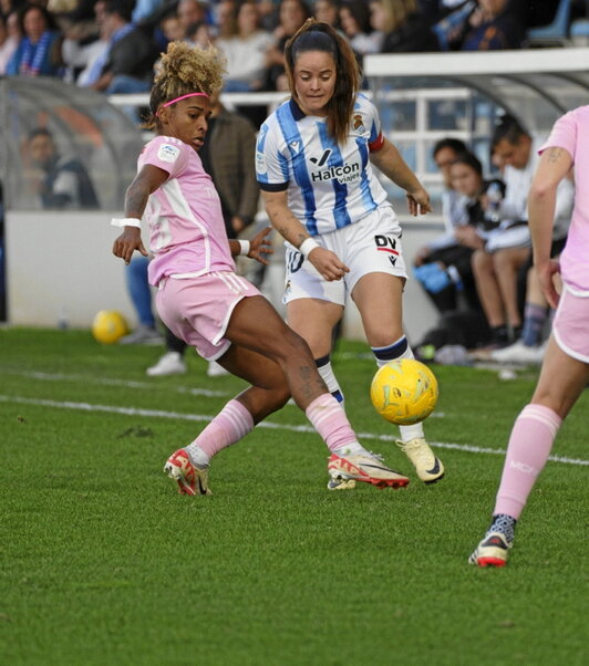 Luany se interpone en el camino de Eizagirre.