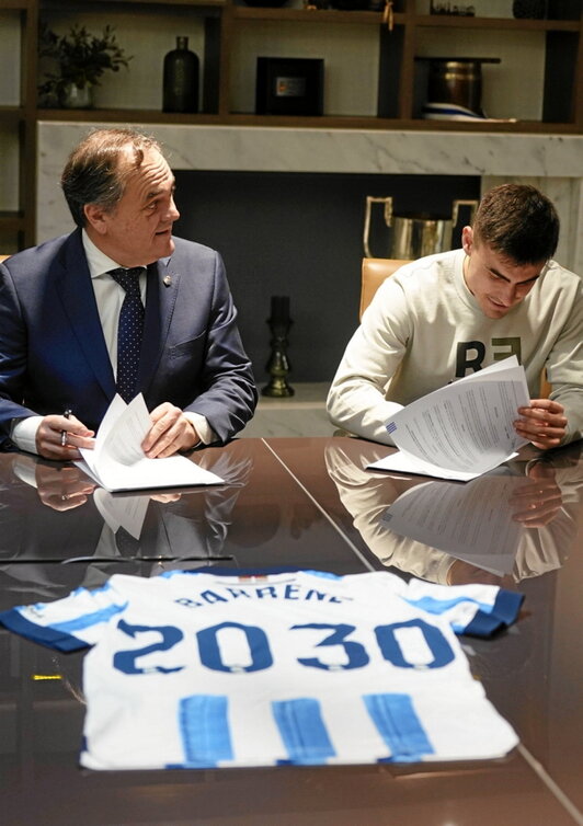 Aperribay y Barrenetxea al firmar el contrato.
