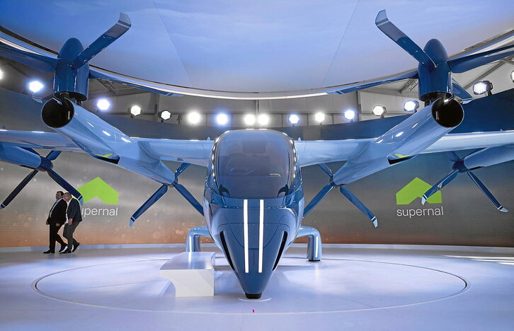 Aireratze bertikaleko hegazkin elektronikoa, Las Vegaseko azokaren kanpoaldean ikusi ahal izan zena. 