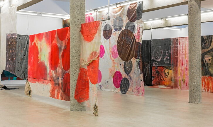 Vista general de “Meteora”, nueva exposición individual de la bilbaina Susana Tayalero que lleva a la galería Carreras Múgica una serie de pinturas realizadas en los últimos dos años.