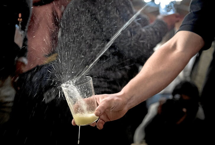 Txotx, sidra servida directamente de la barrica para acompañar un menú típico compuesto de tortilla de bacalao, bacalao y chuleta.