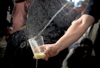 Txotx, sidra servida directamente de la barrica   para acompañar un menú típico compuesto de tortilla de bacalao, bacalao y chuleta.