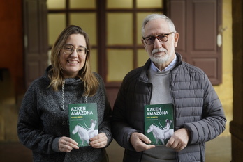 Razquin eta Zabaleta ‘Azken amazona’ libururaren aurkezpenean.