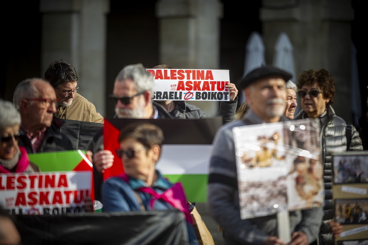 BDZ Araba e Indar Gorri han realizado una rueda de prensa para presentar los actos ante la visita del Maccabi a Gasteiz.