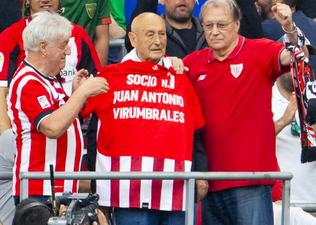 Virumbrales, junto a La Otxoa y Manolo Delgado, en el homenaje de ICHH en 2022. (@AthleticClub)
