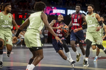 Codi Miller-McIntyre Bayernen aurka. Azken bi partidetan maila eskasagoa eman du «Otsoak».