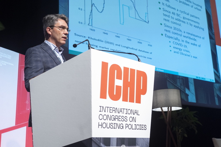 Konstantin Kholodilin, durante su intervención en el Congreso.