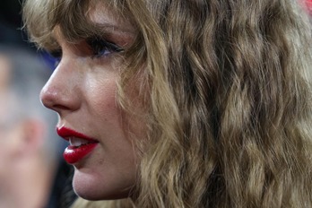 Taylor Swift, la última víctima por la creación de imágenes falsas mediante IA.