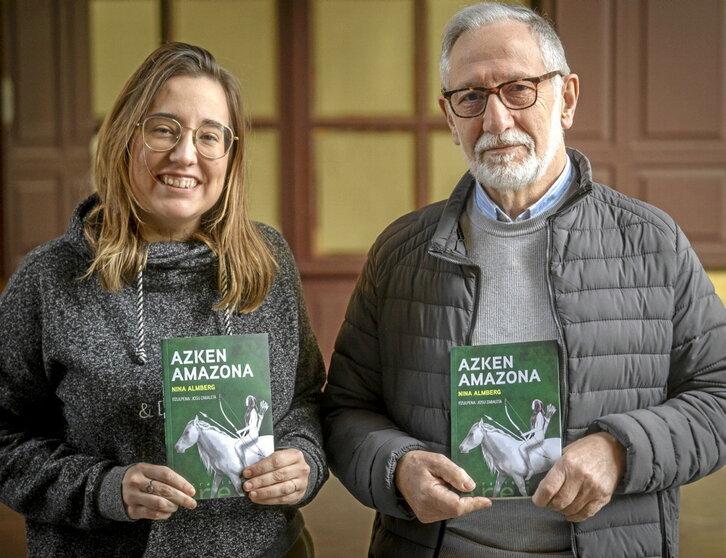 Razquinek eta Zabaletak «Azken amazona» nobela aurkeztu zuten, atzo, Donostian.