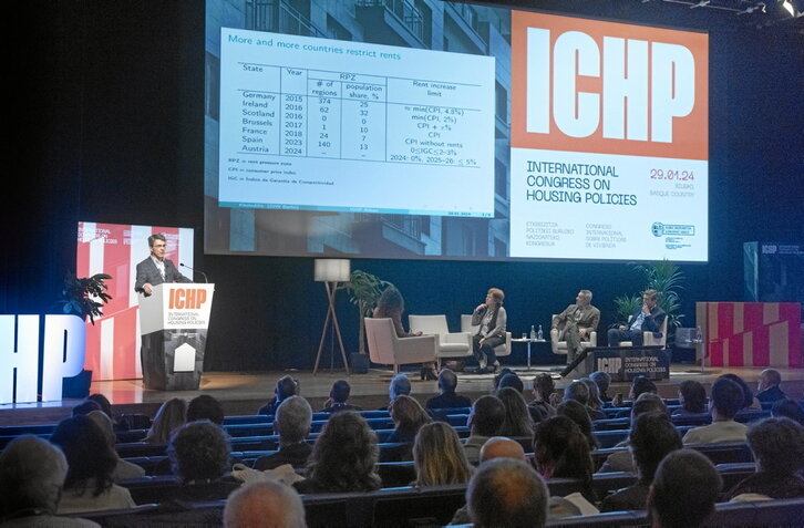 Konstantin Kholodilin, durante su intervención en el foro, moderado por la periodista Eva Domaica.