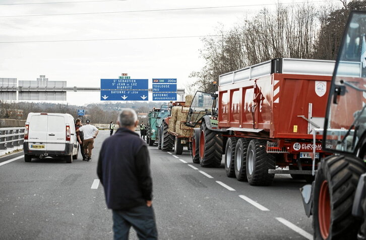 Hubert Touya zubia sei egunez itxita ukan duten laborariak traktoreak hartu eta etxaldetara itzuli ziren atzo.