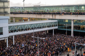Una multitud se concentra en el aeropuerto de Barcelona-El Prat, en protesta por la sentencia del Tribunal Supremo sobre el juicio del 'procés', el 14 de octubre de 2019. 