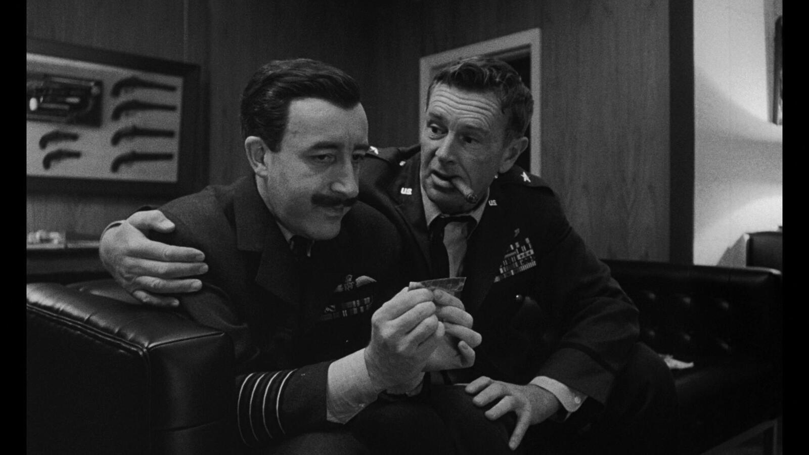 COLUMBIA PICTURES Peter Sellers y Sterling Hayden.