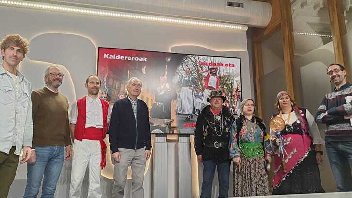 Las comparsas de Caldereros e Iñudes y Artzainas se han presentado este martes en el Ayuntamiento.