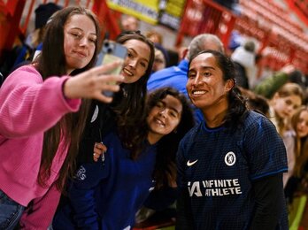 Aficionadas del Chelsea se fotografían con Mayra Ramírez.