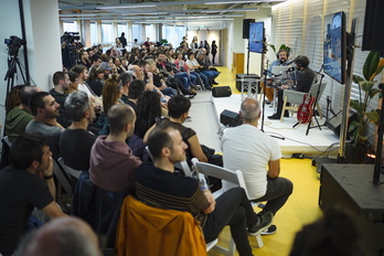 Iker Gurrutxaga kazetariak Gorka Urbizu abeslaria elkarrizketatu du.