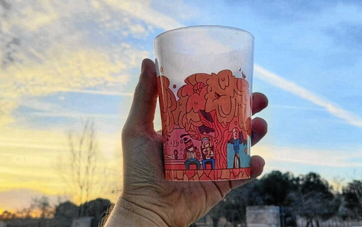 Unai Gaztelumendik egin du edalontzien diseinua.