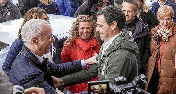 Imanol Pradales e Iñigo Urkullu se saludan efusivamente en presencia de la consejera de Salud, Gotzone Sagardui.