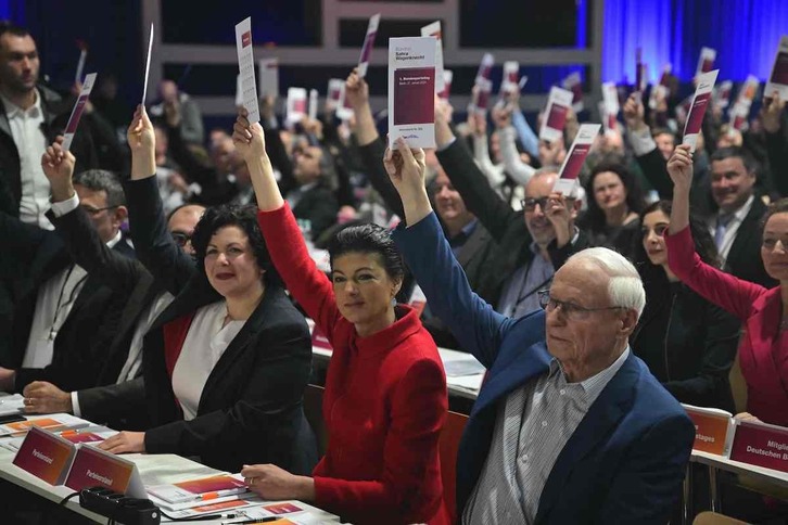 Amira Mohamed Alí, Sahra Wagenknecht y Oskar Lafontaine, en el congreso de la BSW.