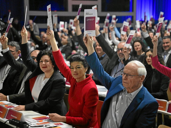 Amira Mohamed Alí, Sahra Wagenknecht y Oskar Lafontaine, en el congreso de la BSW.