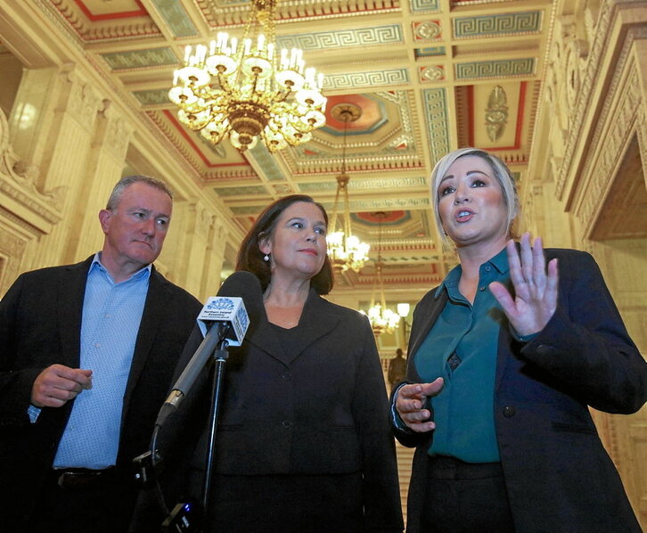 Conor Murphy, Mary Lou McDonald y Michelle O’Neill, ayer en Stormont.