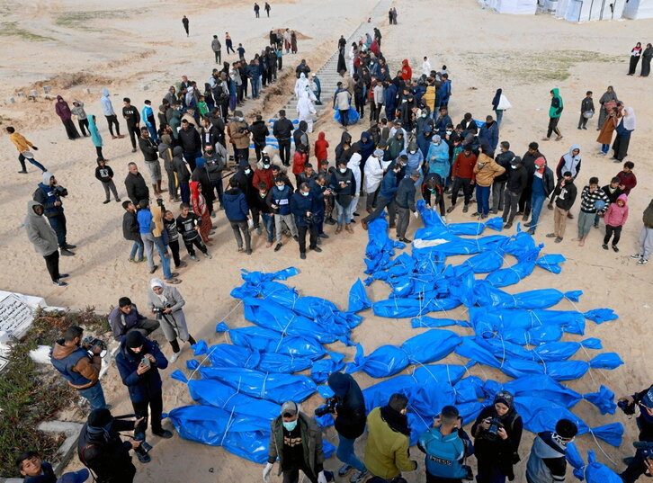 Cuerpos exhumados en un cementerio en Jan Yunis  por Israel, que devolvió ayer.