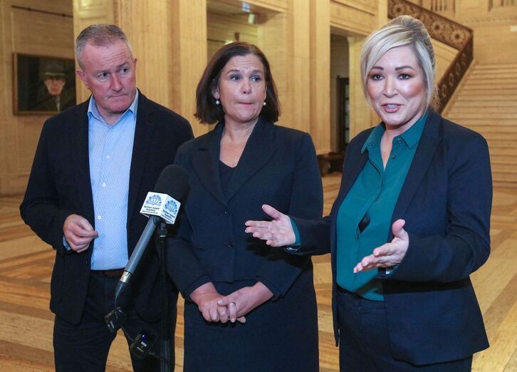Conor Murphy, Mary Lou McDonald y Michelle O’Neill, ayer en Stormont. 