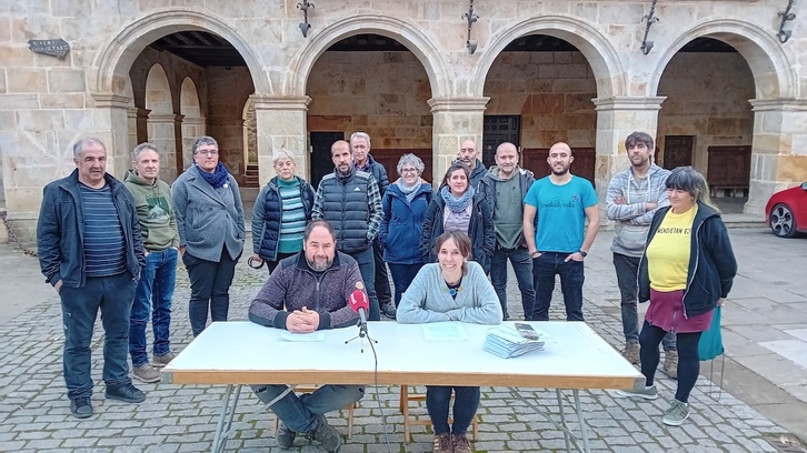 Asier Agirre EH Bilduko alkatea eta Oihana Ameskua Aramaixo Bizirik herri plataformako kidea, agerraldian.