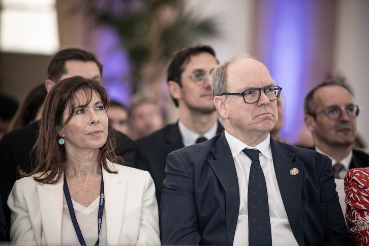 Alberto de Mónaco, junto a la alcaldesa de Biarritz, Maider Arosteguy, este martes en la localidad labortana.