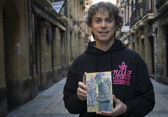 Ernesto Prat Urzainki, nobela berria eskuetan duela.