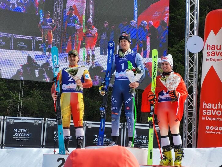 Podium del supergigante del Mundial junior de esqui alpino con Ander Mintegui en el segundo escalon.