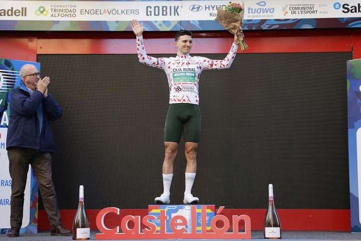 Gorka Sorarrain, en el podio de Castellón como líder de la montaña.