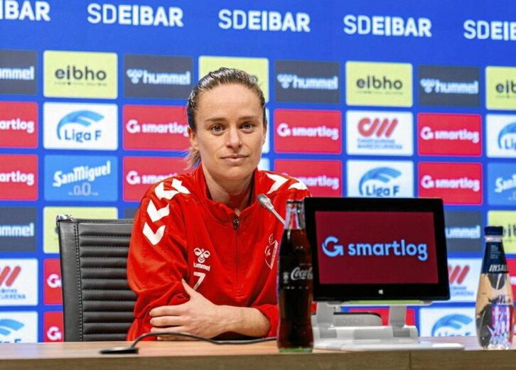 Arene Altonaga en la sala de prensa de Ipurua.