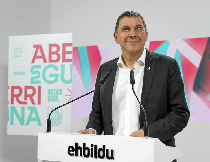 Arnaldo Otegi EH Bilduko koordinatzaile nagusia, atzo, Donostian egindako agerraldian.