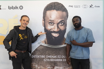 Malcolm Treviño-Sitté y Jon Arretxe posan en Bilbo antes del preestreno.