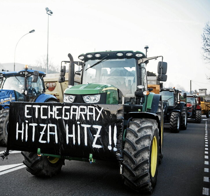 Marcha de agricultores a Baiona para pedir cuentas sobre la crisis en el matadero de Maule.