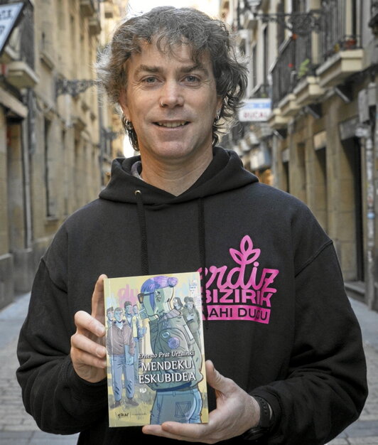 Ernesto Prat Urzainki, nobela berria eskuetan duela.