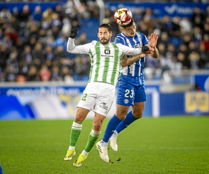 Benavídez pelea un balón aéreo con Isco.
