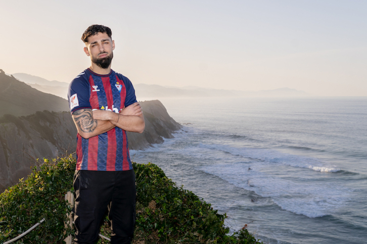 Nolaskoain posa en Zumaia con la que ya es su nueva camiseta.