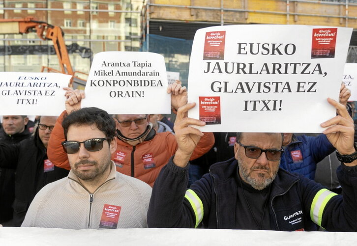 Glavistako langileen elkarretaratzea, SPRIren egoitzaren aurrean.