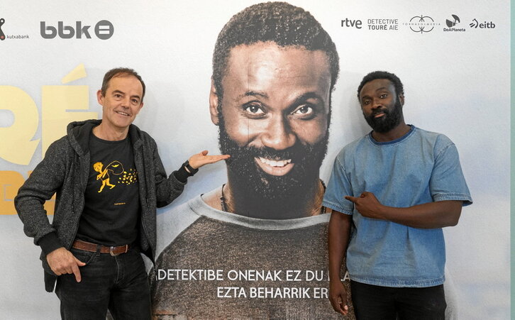 Jon Arretxe y Malcolm Treviño-Sitté posan ante el cartel de la serie.