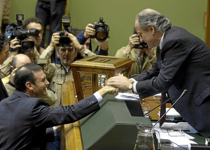 Juan Mari Atutxa eta Juan Jose Ibarretxe, Gasteizko Parlamentuan, lehendakariak bere plana Madrilen aurkeztu bezperan.