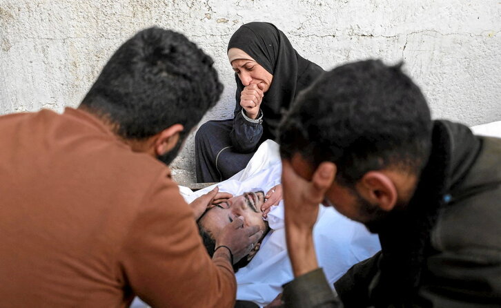Palestinos lloran la muerte de un familiar en el hospital Al-Ahli Arab, en la ciudad de Gaza.