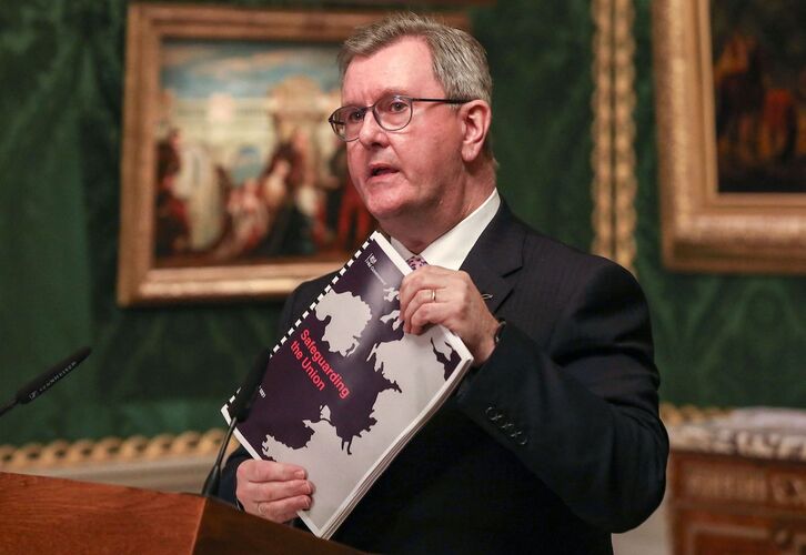   Jeffrey Donaldson muestra el documento del acuerdo alcanzado entre el DUP y el Gobierno británico.