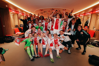Fiesta en el vestuario del Ajax tras el triunfo ante la Roma que clasificaba a las neerlandesas para cuartos.
